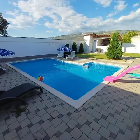 Hana's Paradise Villa *
